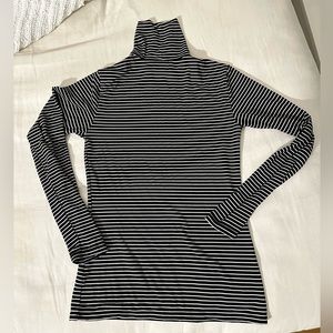 Uniqlo HeatTech turtleneck NWOT